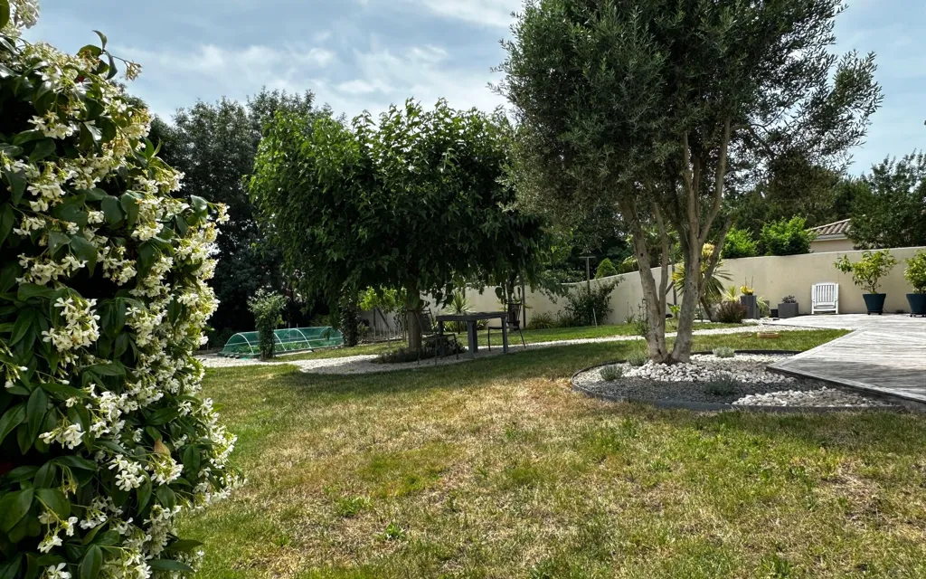Aed - Contemporary House with Garden in Soubise