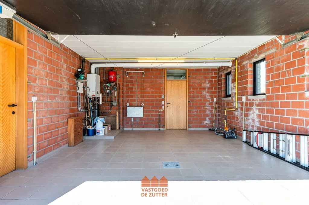 Garaaž - Open-plan House with Double Garage in Bentille