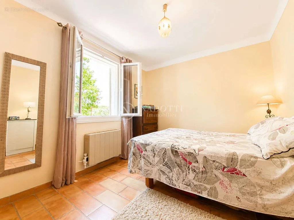 Magamistoad - 3-Bedroom Villa with Veranda in Gargas