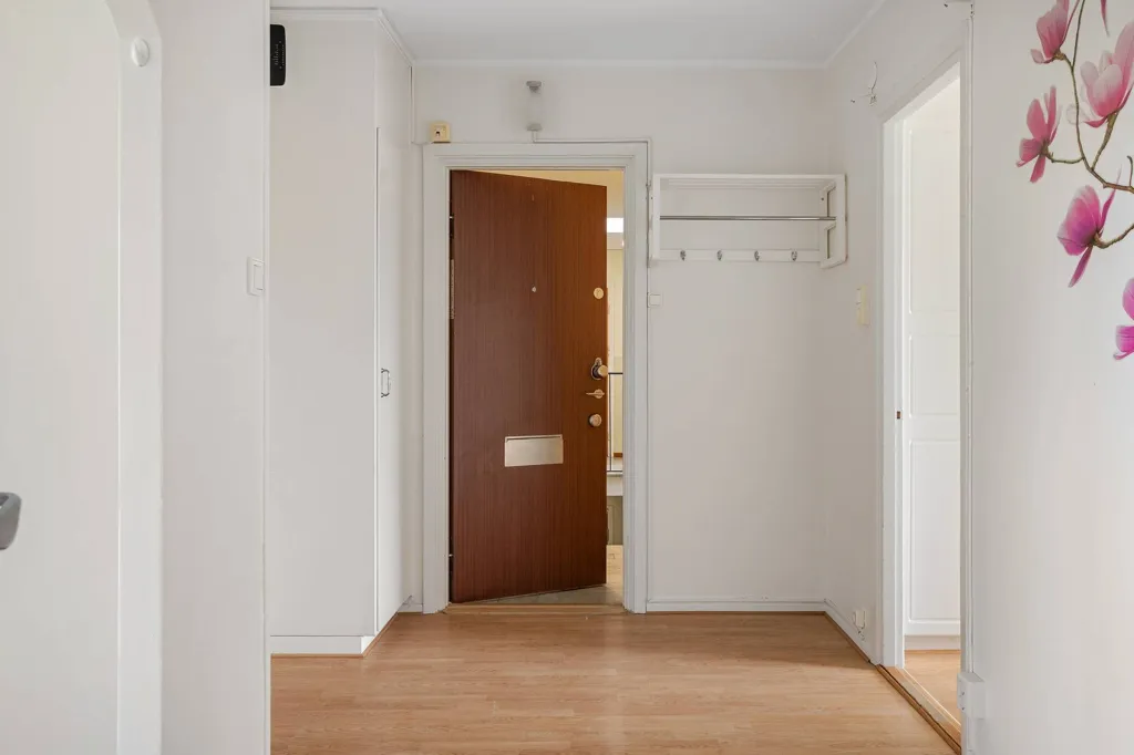 Entrée - Spacious 2nd Floor Flat with Balcony in Sunny Location