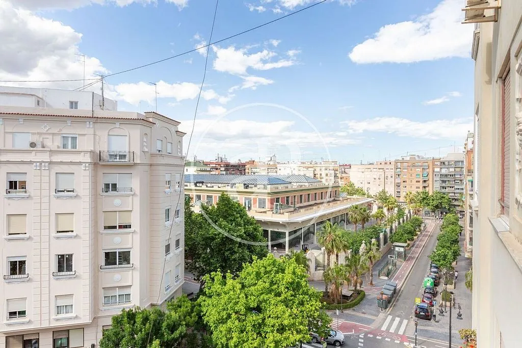 Balcone - Renovated Apartment with High Ceilings in Arrancapins