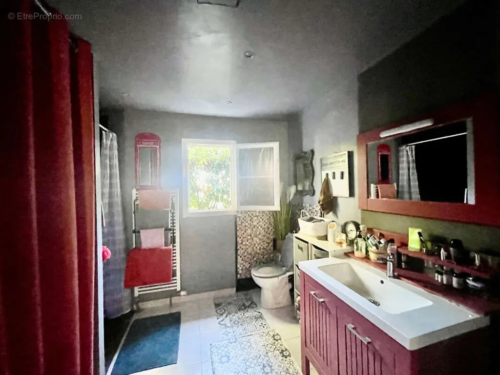 Salles de bain - Maison de Plain Pied avec Jardin à Esvres