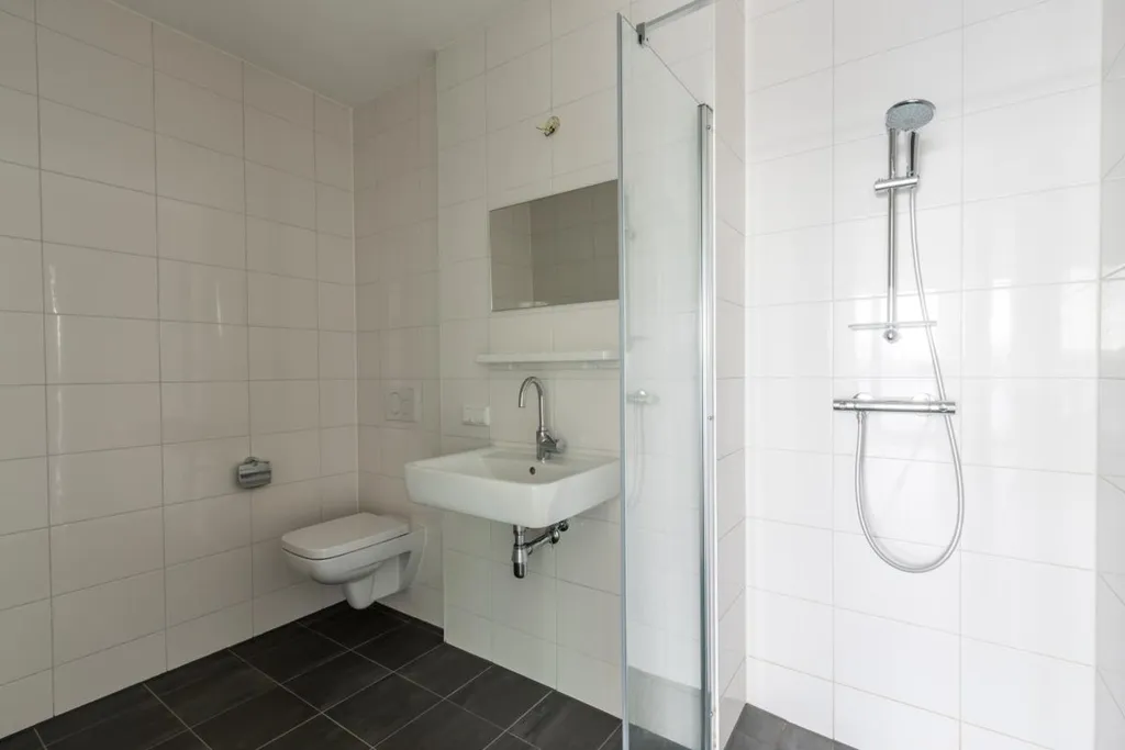 Salles de bain - Four-Bedroom Apartment with Balcony in Rotterdam