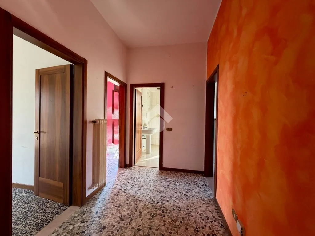 Esik - 3-Bedroom Apartment with Terrace in Modena