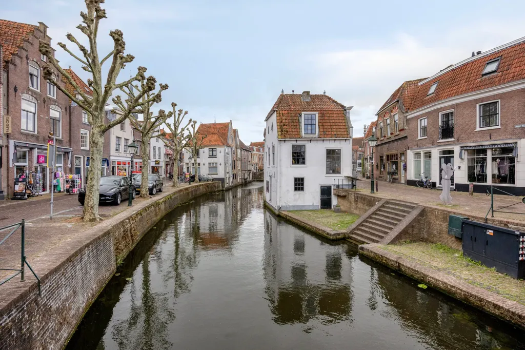 Monumental Canal House with Split-Level in Oudewater