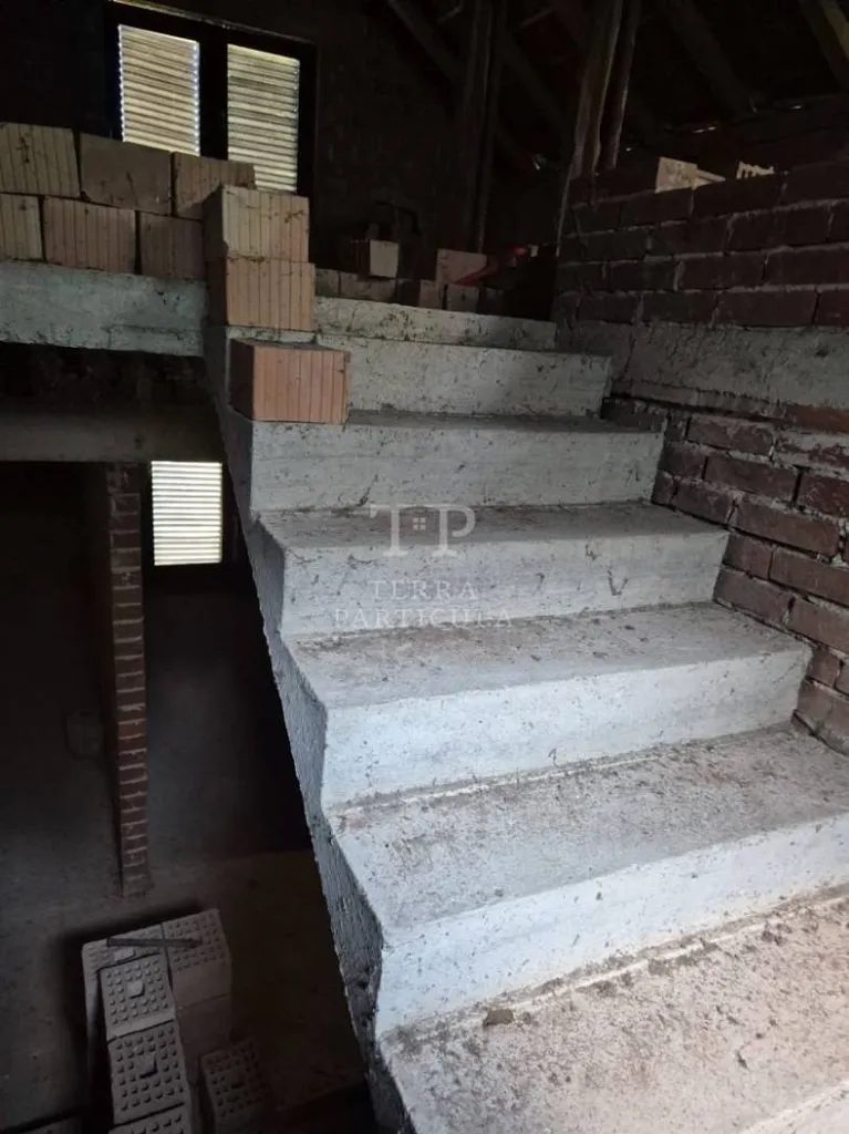 Toad - Under-Construction House with Full-Height Attic in Gornja Stubica