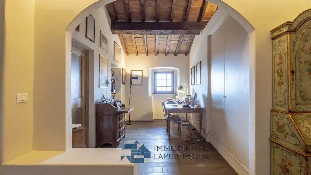 Entrée - Conservatively Reworked Villa with Olive Grove in Settignano