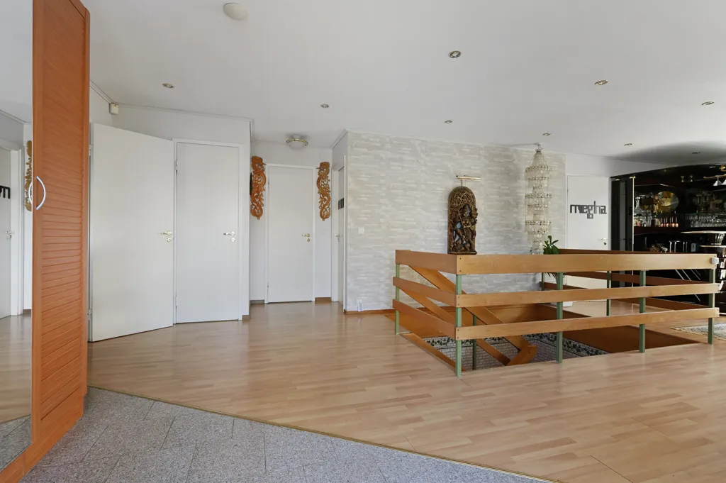 Entrée - 60s Villa with Large Garden in Västra Jakobsberg