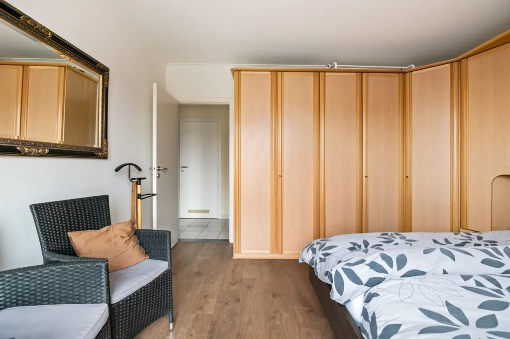 Chambres - Appartement Rénové avec Garage à Kapellen