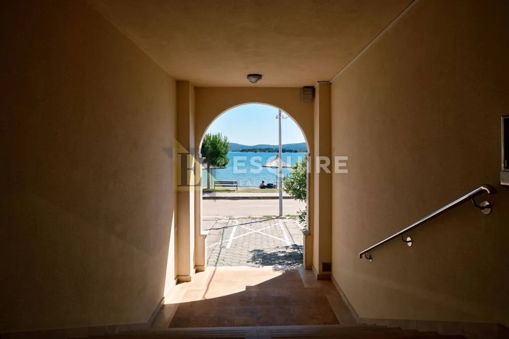 Esik - Seafront Apartment with Terrace in Turanj