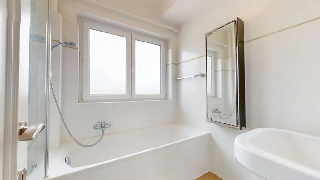 Bathrooms - 2-Bed Apartment with Park View in Woluwe-Saint-Pierre