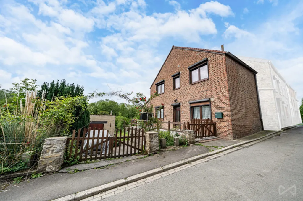 Extérieur - Maison 4 Façades avec Jardin et Garage à Berzée