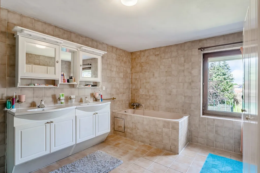 Bathrooms - Spacious House with Garden in Oud-Heverlee
