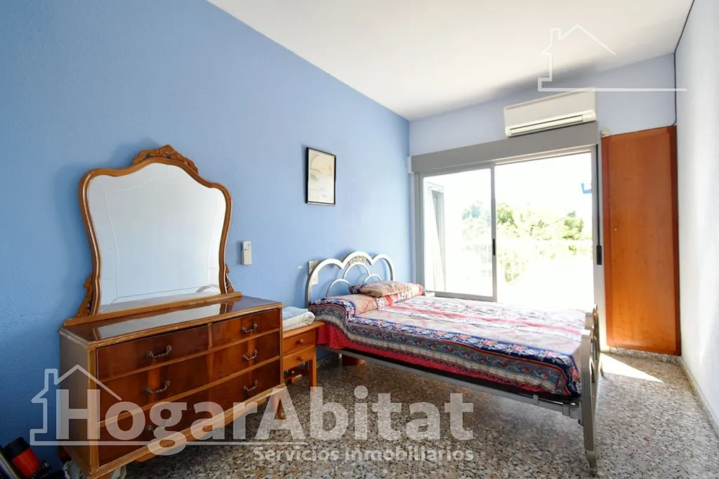 Magamistoad - Spacious Flat with Balcony in Oliva
