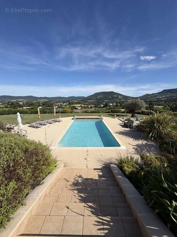 Piscine - Villa Traditionnelle avec Piscine à Chomérac