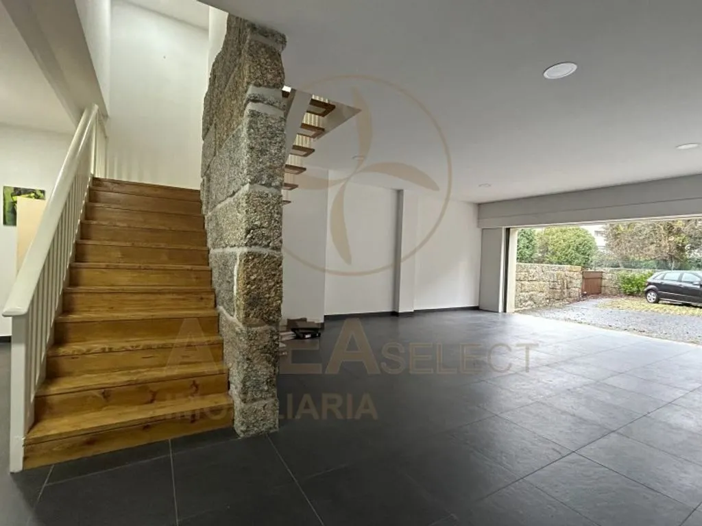 Esik - Luxury T5 House with Garden in Guimarães