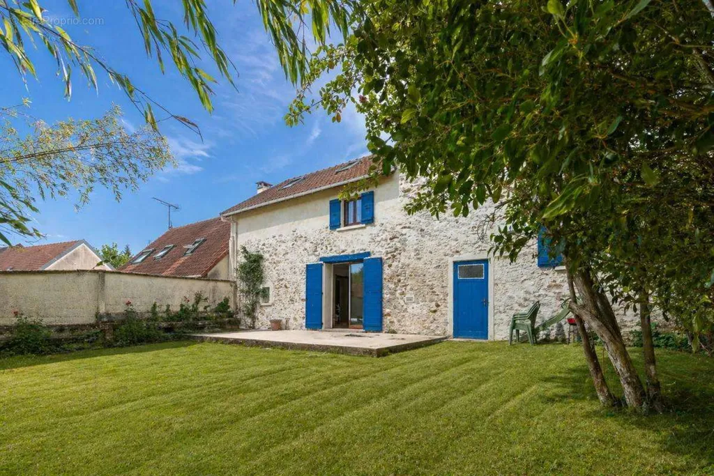 Aed - Rustic Stone House with Garden in Fublaines