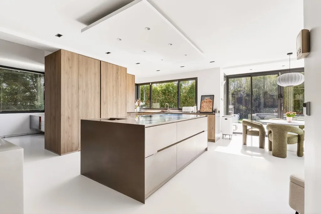 Cuisine - Propriété Architecturale avec Piscine à Garches