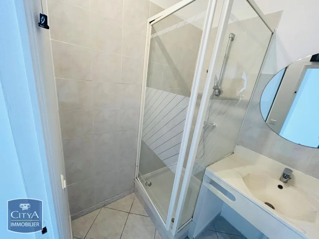 Salles de bain - Appartement 1 Pièce à Port de Bouc