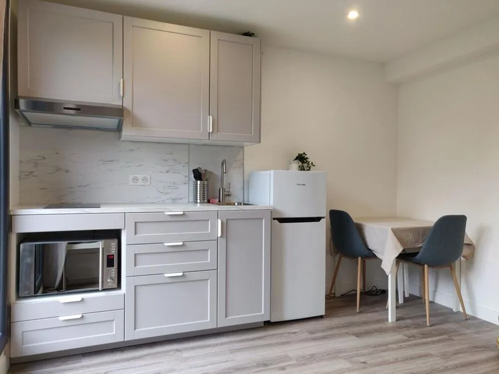 Cuisine - Studio Meublé avec Balcon à Verneuil-sur-Seine