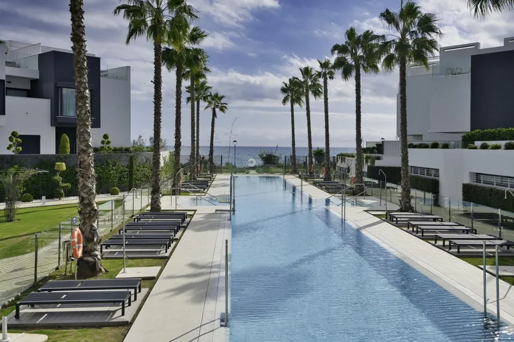 Piscina - Contemporary Beachfront House in Estepona
