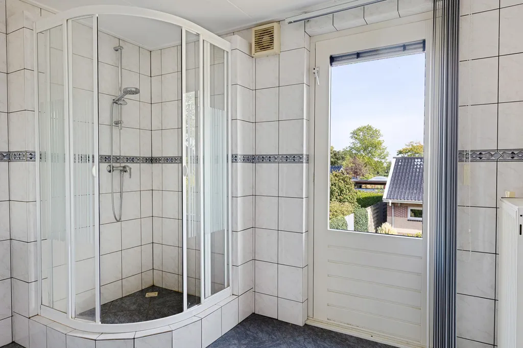 Salles de bain - Detached House with Carport in Buitenpost