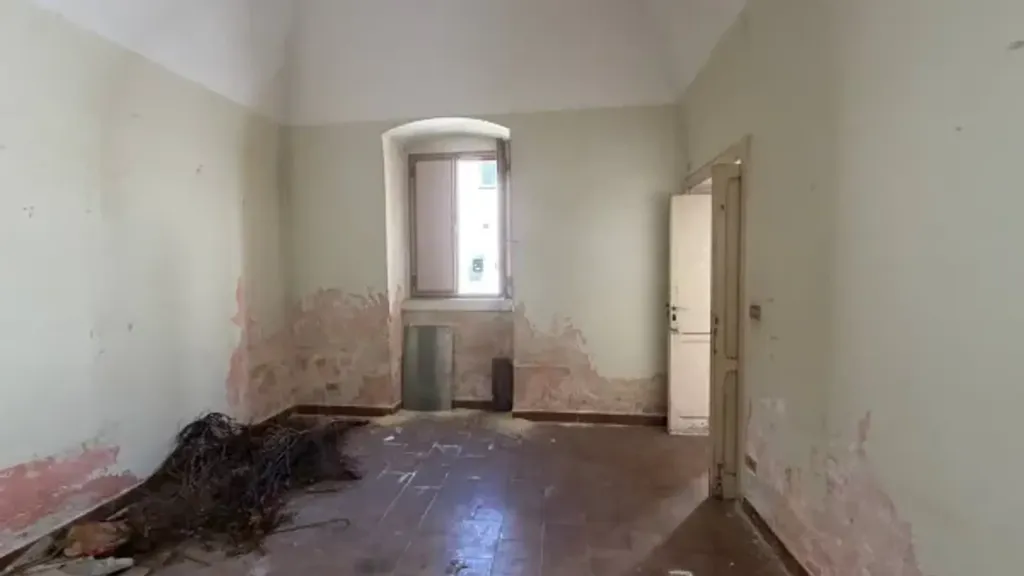 Toad - Terraced House for Renovation in Central Bari