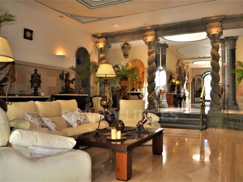 Séjour - Luxury Villa with Romanesque Features in San Bartolomé