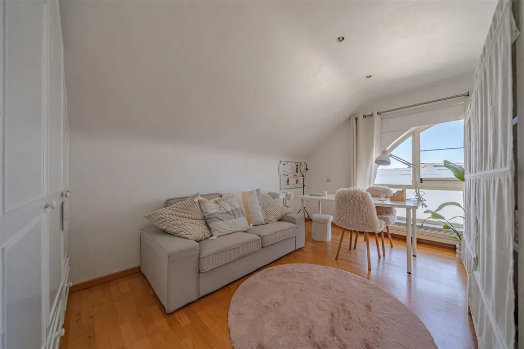 Recent Villa with Pool in Waterloo