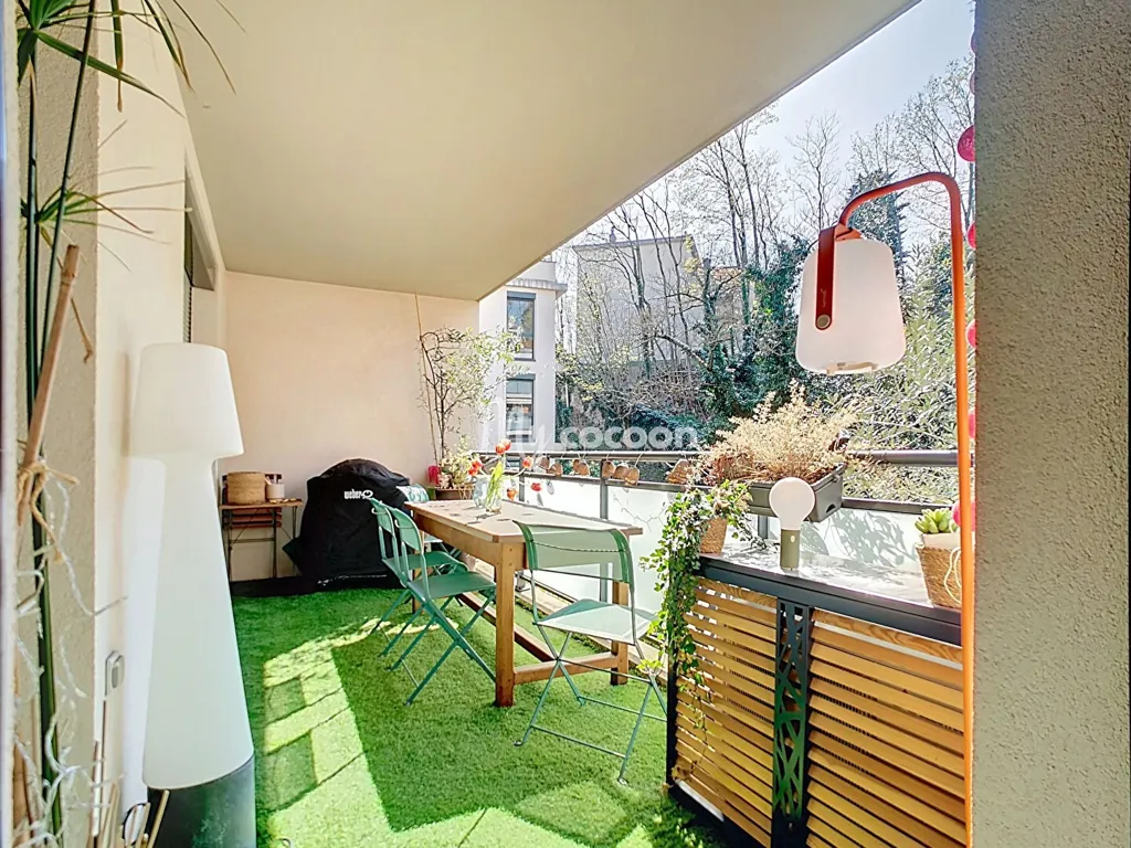 Terrace - Apartment with Balcony and Pool in Lyon 5