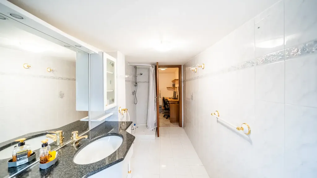 Salles de bain - Characterful Two-Level Apartment in Fonte Nuova