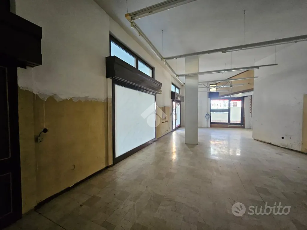 Toad - Commercial Space with Four Frontage Windows in Lumezzane