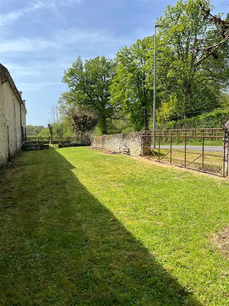 Jardin - Maison de Campagne à Rénover avec Dépendances à Lignac