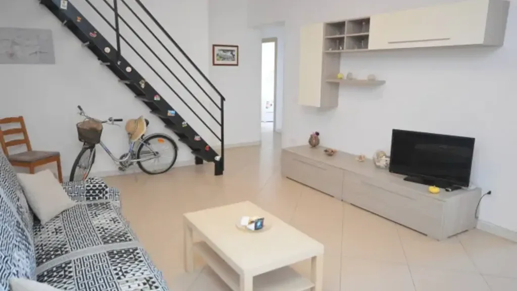 Elutuba - Four-Room Apartment with Balcony in Crosia
