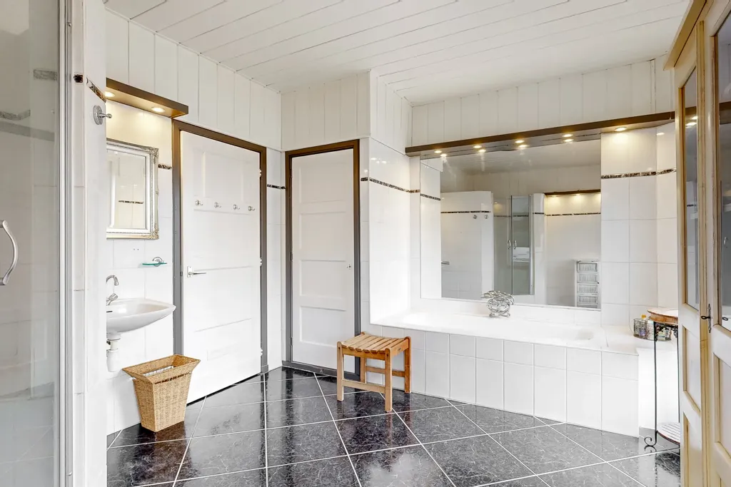 Salles de bain - Modernised 1930s House with Garden in Leiderdorp