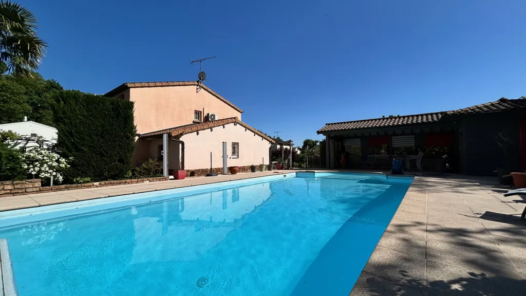 Piscine - Villa avec Piscine et Jardin à Flacé