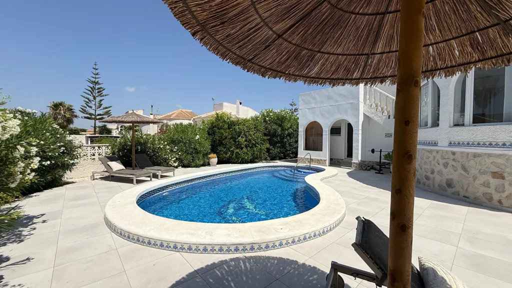 Piscine - Nordic-Style Villa with Pool in Costa Blanca