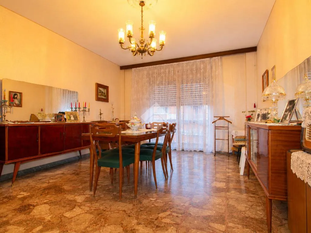 Salle à manger - 4-Bedroom Apartment with Garage in Lucera