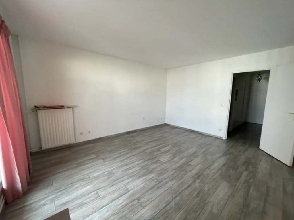 Pièces - Studio avec Balcon à Paris 17ème
