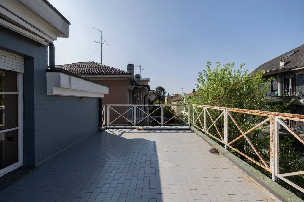 Terrace - Luxury Villa with Private Garden in Milan
