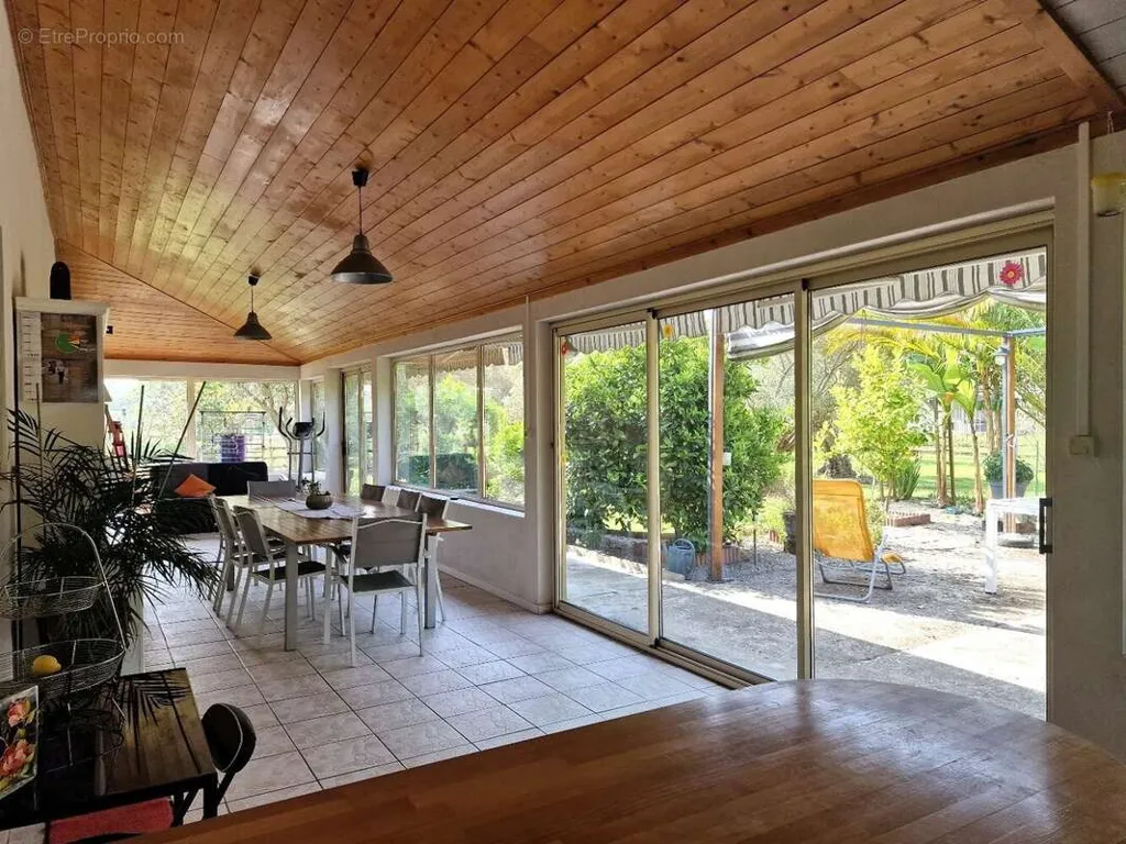 Terrasse - Maison Traditionnelle avec Jardin à Ramous