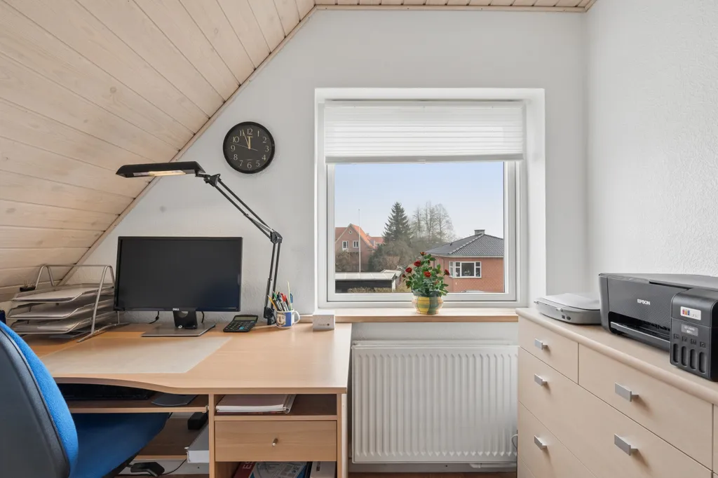 Bureau - Rustic Villa with Garden in Kristrup