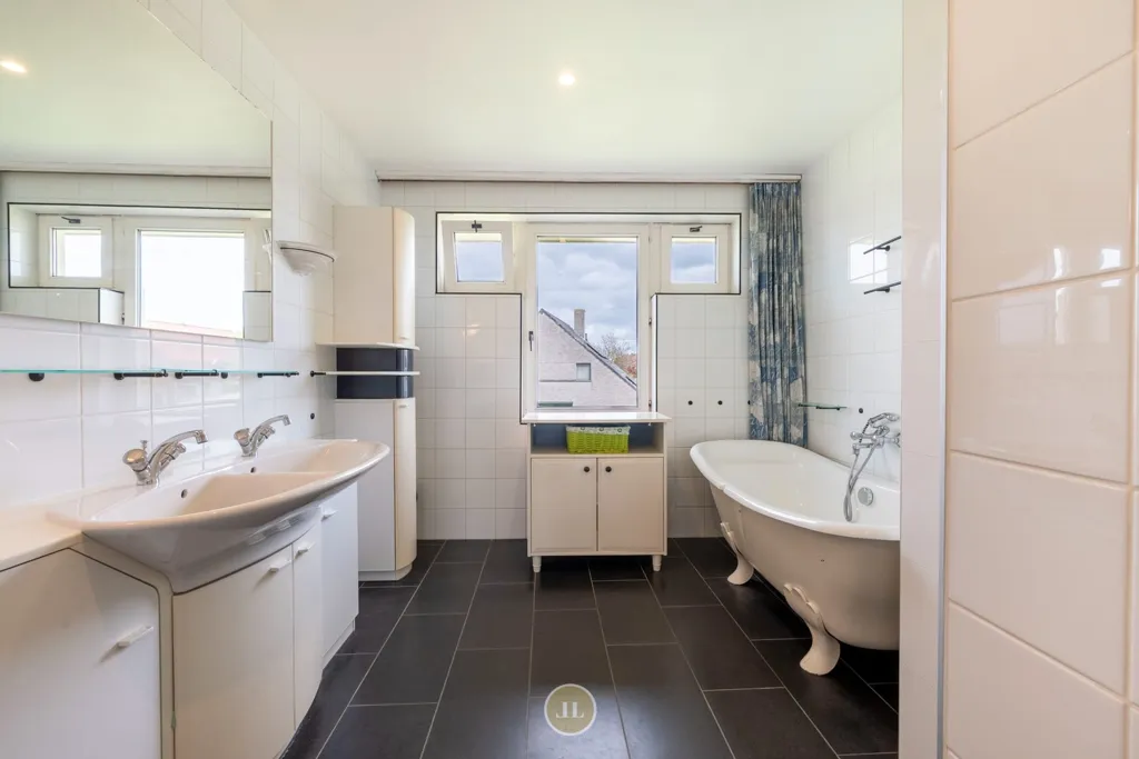 Bathrooms - Villa with Office Space and Solar Panels in Menen