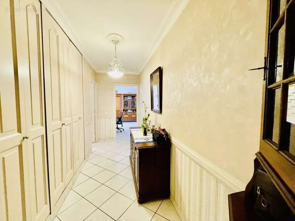 Esik - 4-Piece Apartment with West Terrace in Grenoble