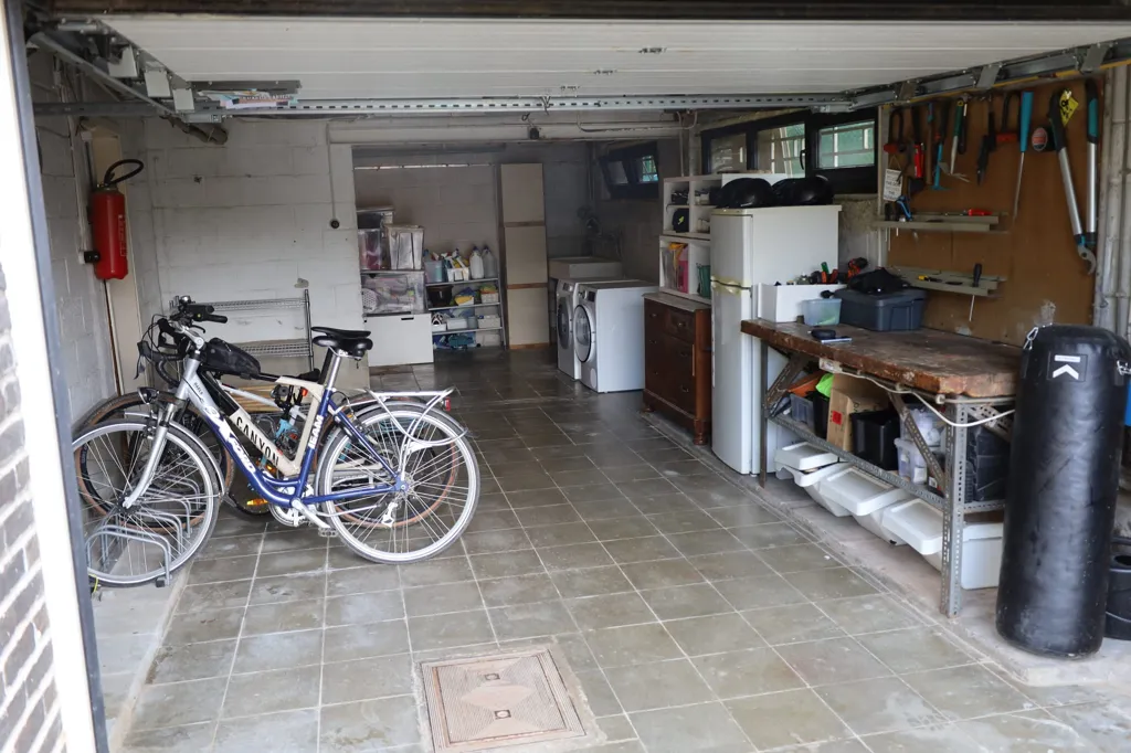 Garage - Charming House with Garden in Dilbeek