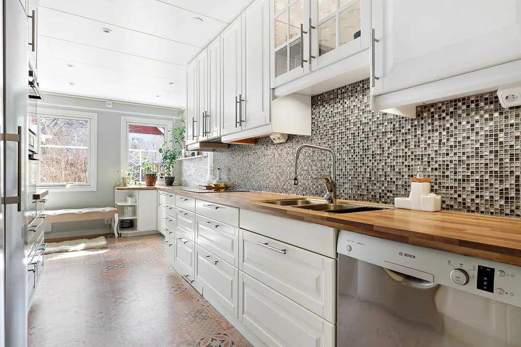 Cuisine - Modern Villa with South Terrace in Popular Area
