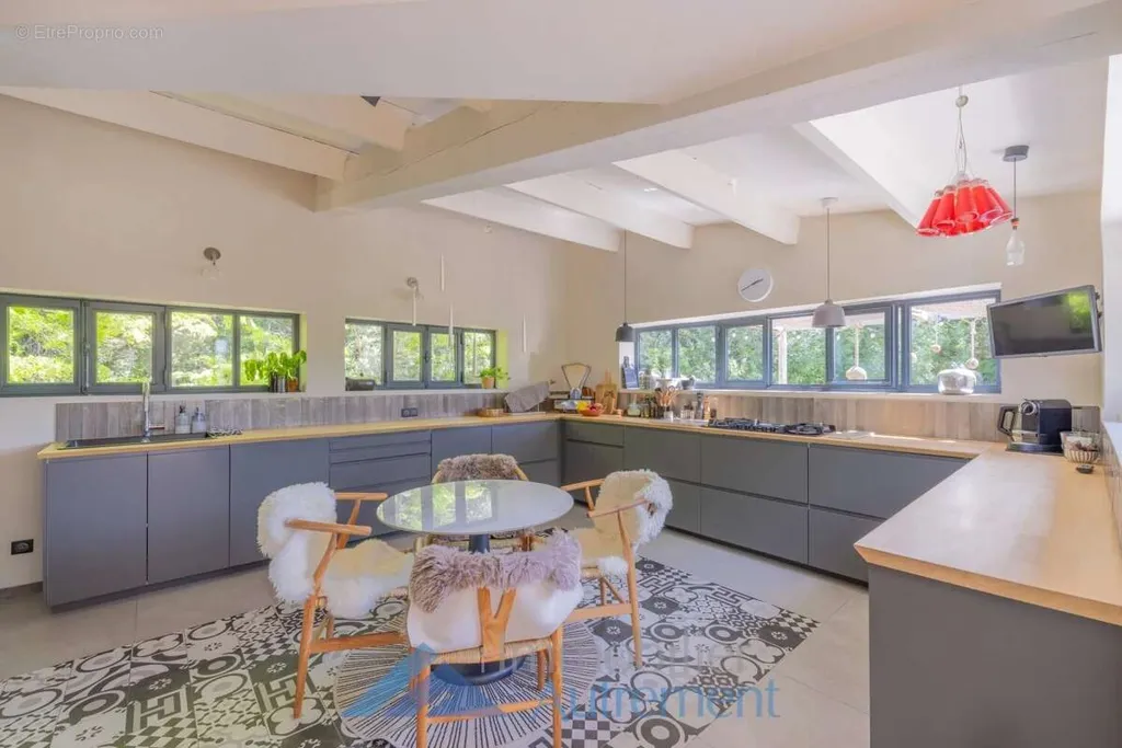 Köök - Charming Property with Pool in Puyricard