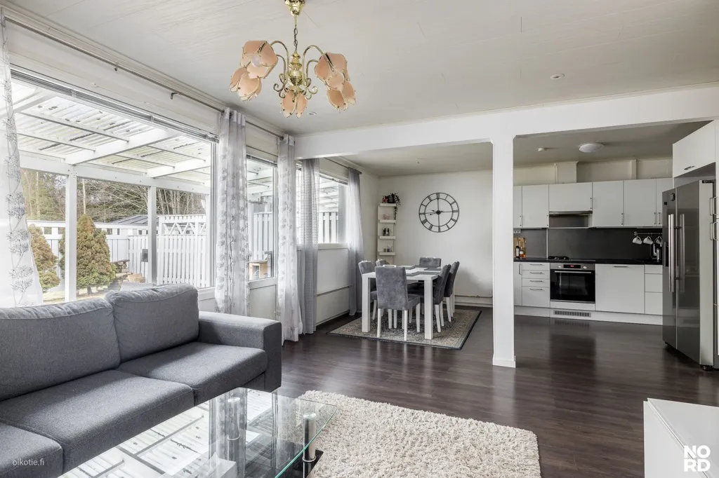 Elutuba - Modernised Apartment with Balcony in Simonlaakso
