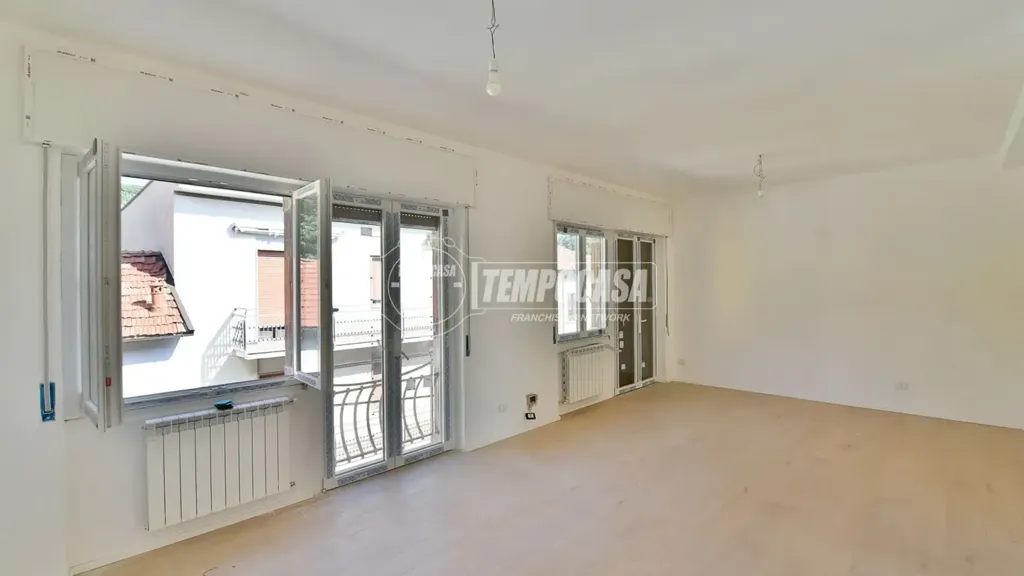 Pièces - Rear-Facing Apartment with Balcony in Cantù
