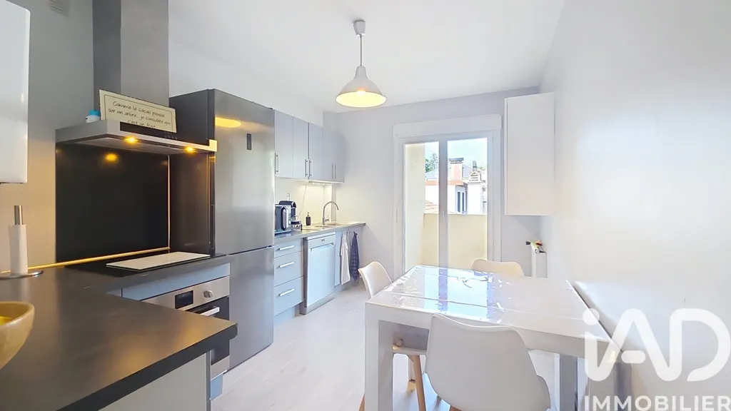 Cucina - Loft-Style Apartment with Balcony in Lourdes
